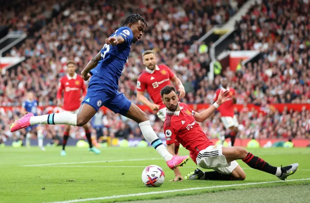 MANCHESTER, Inglaterra – 25 MAI: Carney Chukwuemeka, do Chelsea, é abordado por Bruno Fernandes, do Manchester United, durante a partida da Premier League entre Manchester United e Chelsea FC, em Old Trafford, em 25 de maio de 2023, em Manchester, Inglaterra. (Foto: Catherine Ivill/Getty Images)