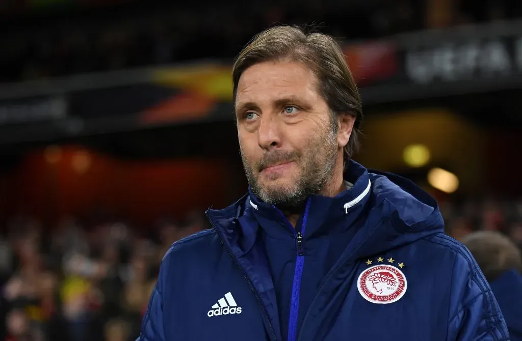 LONDRES, Inglaterra – 27 de fevereiro: Pedro Martins, treinador do Olympiacos FC, antecede o jogo da segunda mão dos 32 jogos da segunda mão da UEFA Europa League entre Arsenal FC e Olympiacos FC, no Emirates Stadium, em 27 de fevereiro de 2020, em Londres, Reino Unido. (Foto: Mike Hewitt/Getty Images)