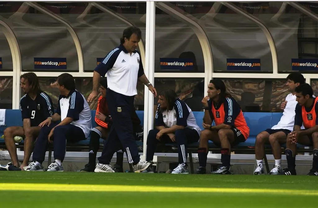 “IBARAKI – 2 de junio: El entrenador de Argentina, Marcelo Bielsa, durante el partido del Grupo F contra Nigeria de la fase de grupos de la Copa del Mundo, jugado en el Estadio de Fútbol de la Prefectura de Ibaraki en Ibaraki, Japón, el 2 de junio de 2002. Argentina ganó el partido 1-0. (Foto de Stu Forster/Getty Images)”