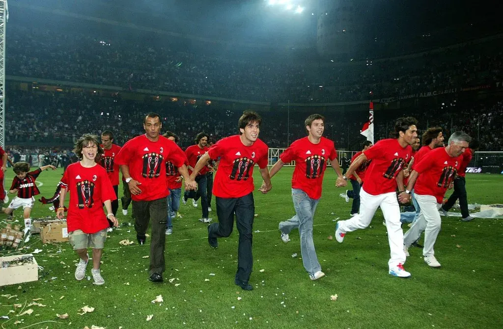 Grimi con Carlo Ancelotti, Kaka y Cafu celebrando la conquista del Milan. Foto IMAGO.