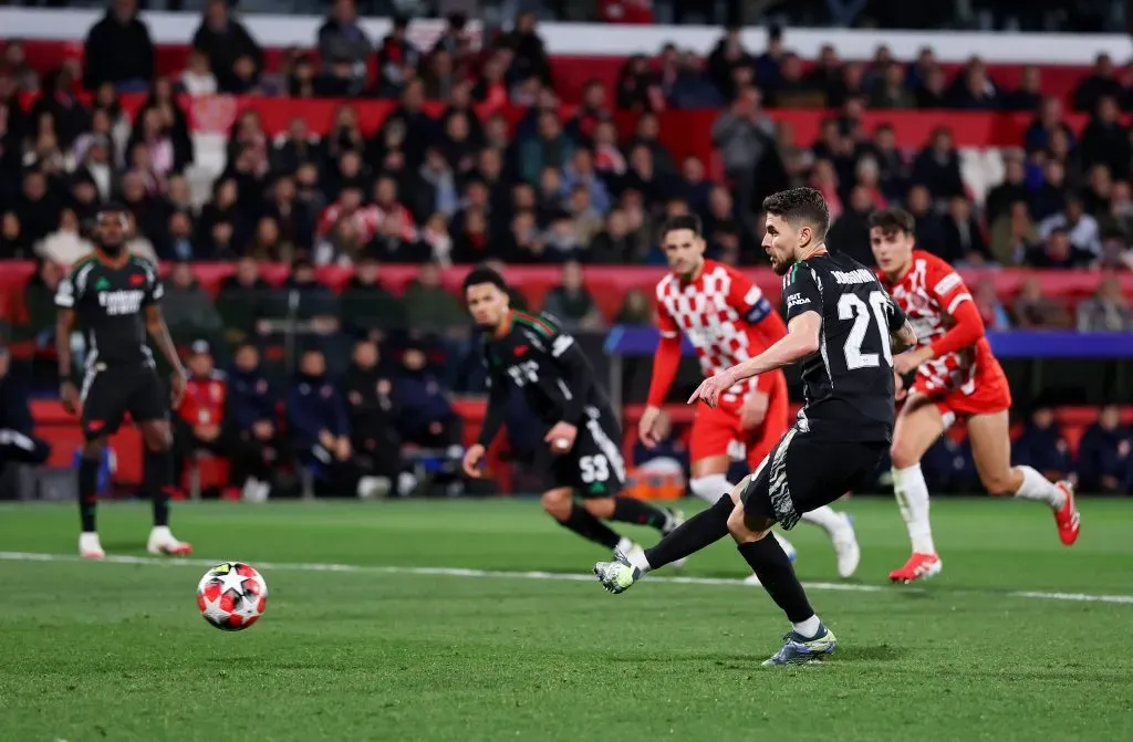 Jorginho em partida contra o Girona. Photo by Ryan Pierse/Getty Images