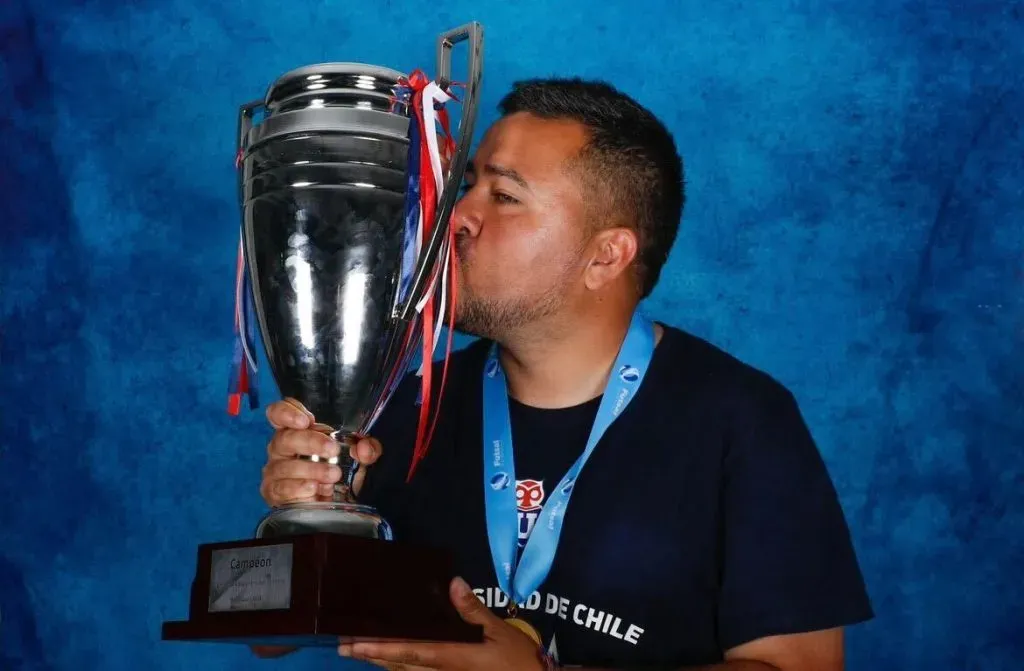 Matías Romero celebra su segundo título con la U futsal. Foto: Sebastián Ñanco / U. de Chile futsal.