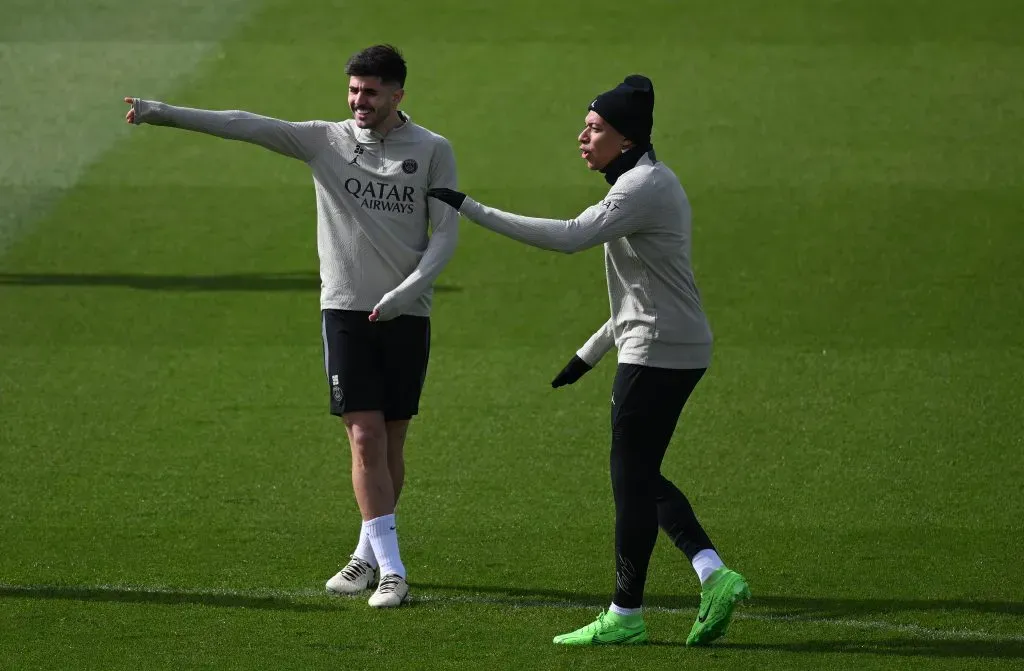 Beraldo e Mbappé no PSG (Photo by Stuart Franklin/Getty Images)