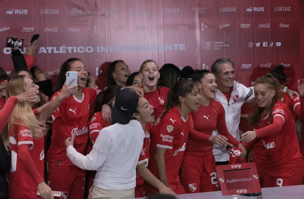 El plantel copó la conferencia de prensa.