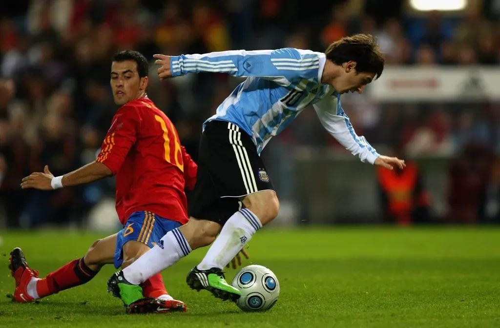 Messi enfrentando a España en un amistoso en 2010. (Foto: Getty Images)