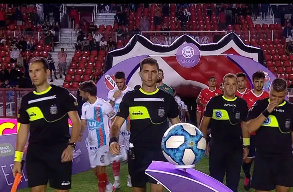 Nazareno Arasa dirigiendo a Independiente.