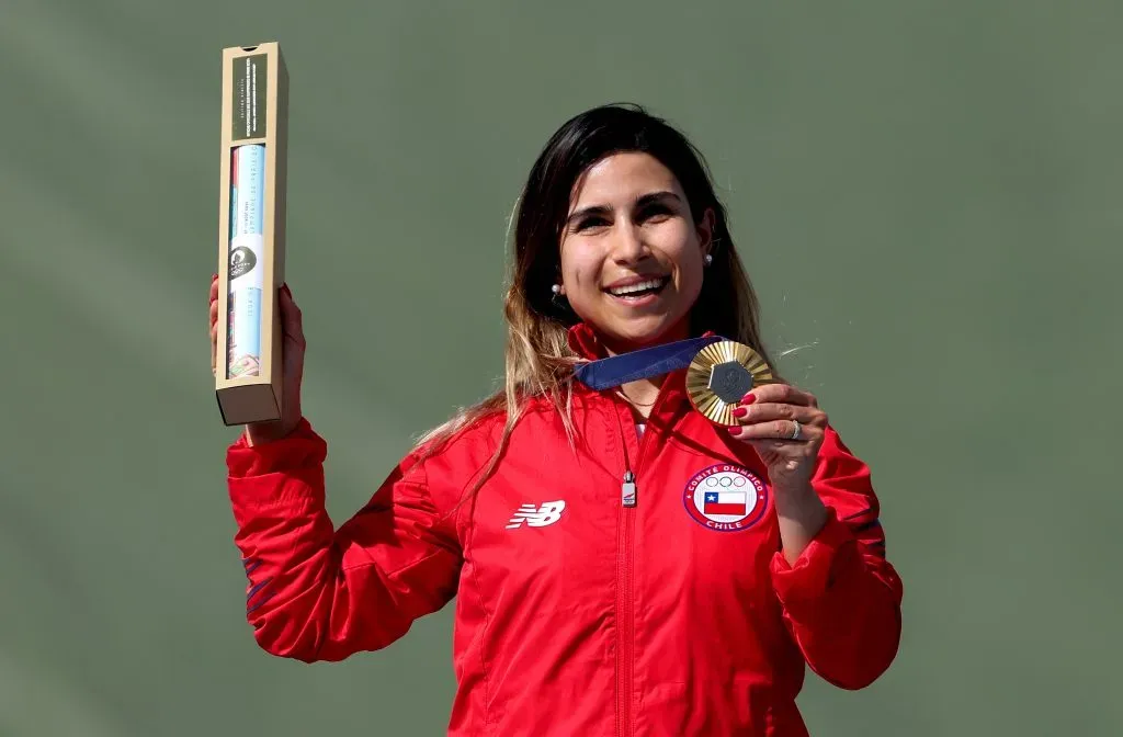 Francisca Crovetto luce su medalla de oro en París 2024. | Imagen: Getty.