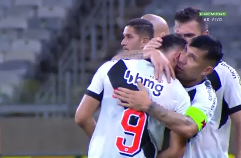 Gary Medel consoló al paraguayo Sebastián Ferreira tras el empate de Vasco ante Cruzeiro. (Captura Premiere).