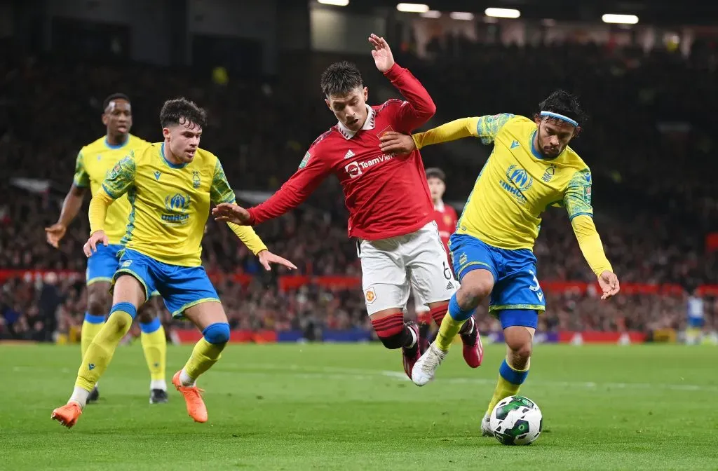 Gustavo enfrentando o Manchester United (Photo by Michael Regan/Getty Images)