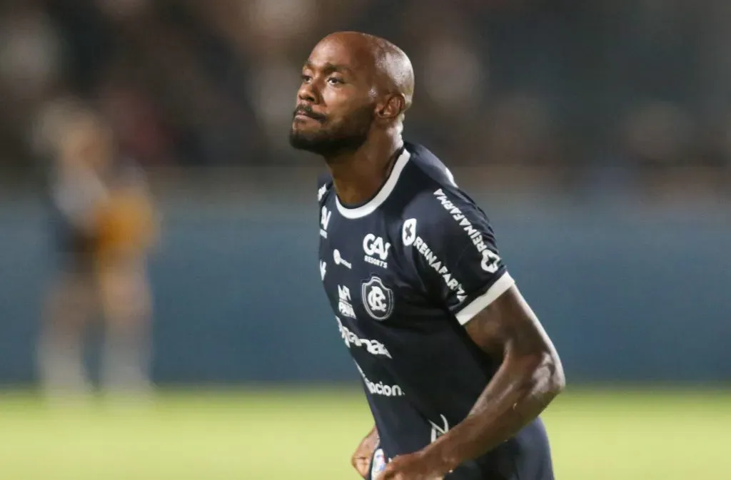 Foto: Fernando Torres/AGIF – Jean Silva, jogador do Remo, comemora seu gol durante partida contra o Sao Raimundo no estadio Baenao pelo campeonato Copa Verde 2023.