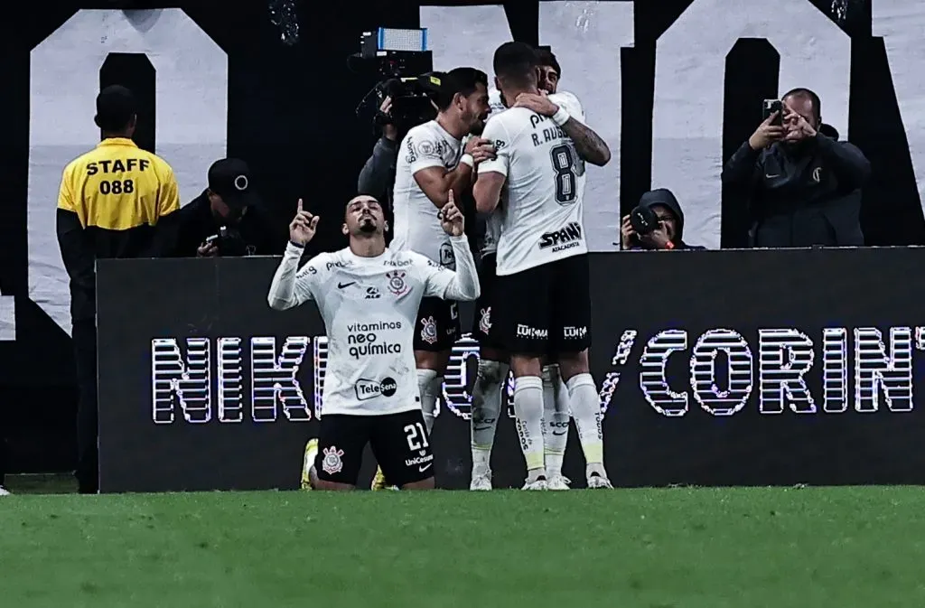 Yuri Alberto comemora seu gol durante partida do Corinthians contra o Athletico-PR pelo Campeonato Brasileiro – Foto: Fabio Giannelli/AGIF