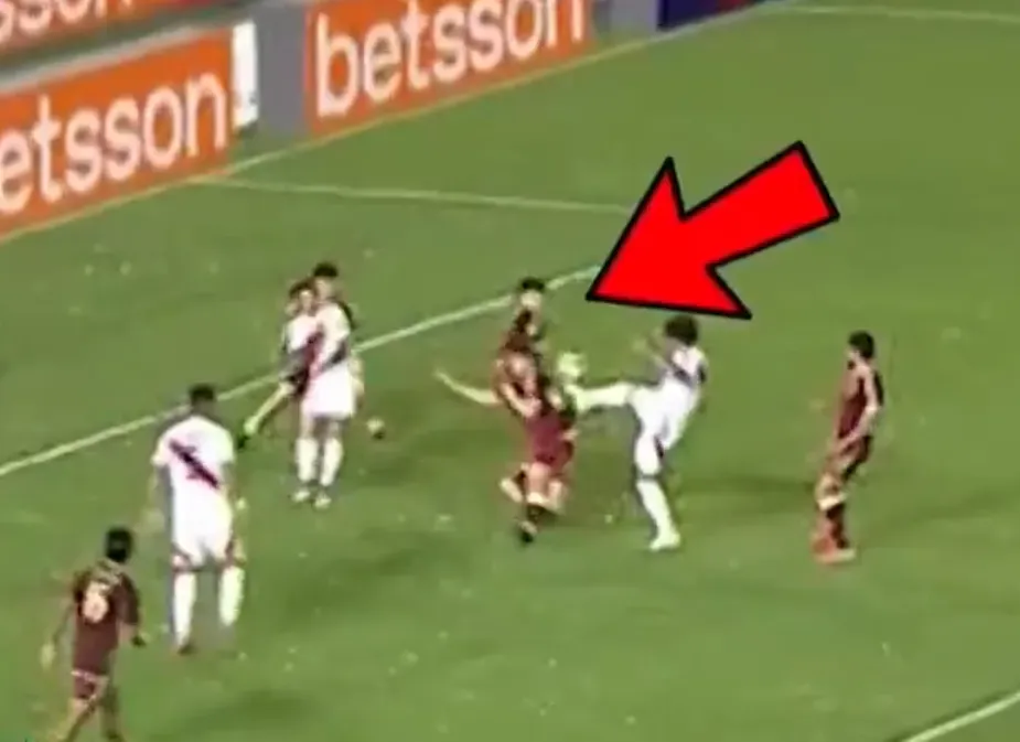 Mano dentro del área (Foto: Captura).