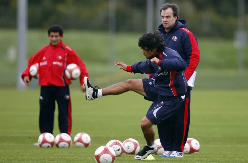 Marcelo Bielsa observando a Matías Fernández/PHOTOSPORT