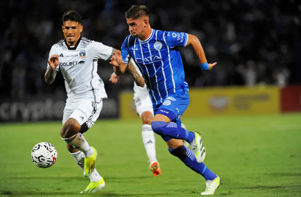 Tomás Badaloni en carrera lucha con Alan Saldivia: Godoy Cruz cayó 1-0 ante Colo Colo en Mendoza. (Foto: Guille Salazar | RedGol).