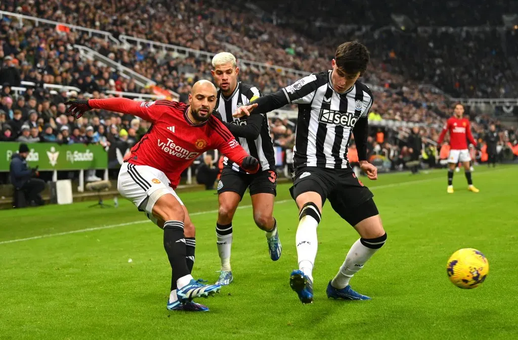 Tino Livramento disputa a bola com Sofyan Amrabat, do Manchester United