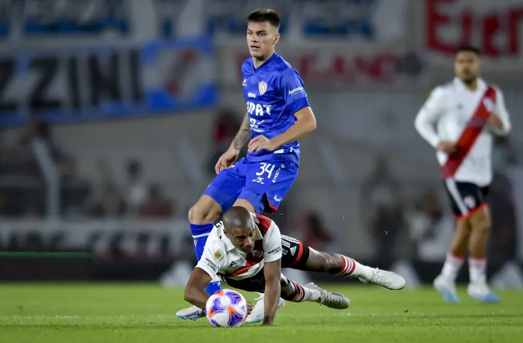 BUENOS AIRES, ARGENTINA – 31 DE MARÇO: Nicolas De La Cruz, do River Plate, disputa a bola com Kevin Zenon, do Union, durante uma partida entre River Plate e Union como parte da Liga Profesional 2023 no Estádio Más Monumental Antonio Vespucio Liberti em 31 de março de 2023 em Buenos Aires, Argentina. (Foto: Marcelo Endelli/Getty Images)