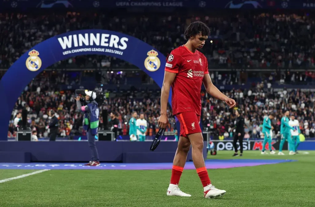 Alexander-Arnold lamenta derrota frente ao Real Madrid, em 2022. Foto: Julian Finney/Getty Images.