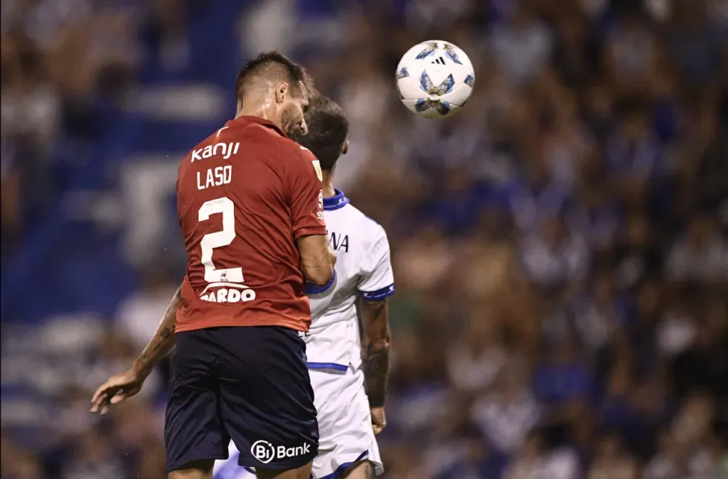 Joaquín Laso le ganó a Emanuel Mammana y marcó el 1-0 de Independiente ante Vélez. (Foto: Independiente).