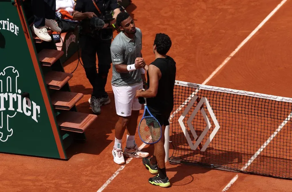 Munar saluda a Fils luego del polémico partido en Roland Garros