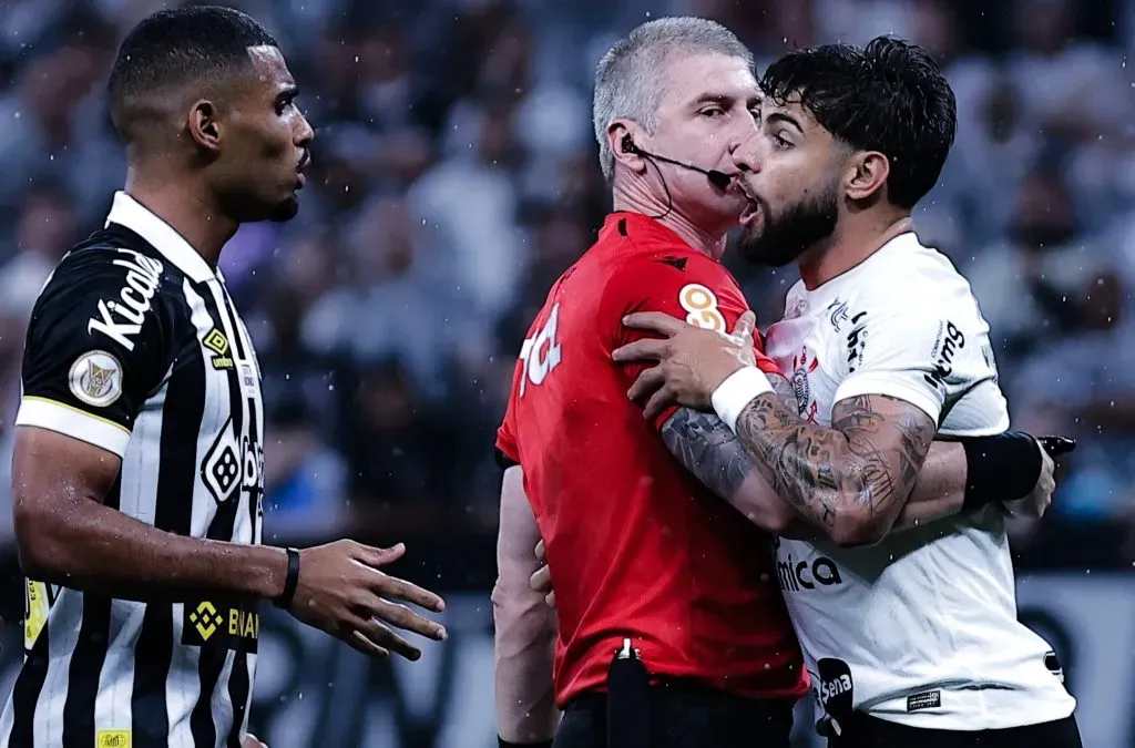 Foto: Fabio Giannelli/AGIF – Yuri Alberto jogador do Corinthians discute com jogador Joaquim do Santos durante partida no estadio Arena Corinthians pelo campeonato Brasileiro A 2023.