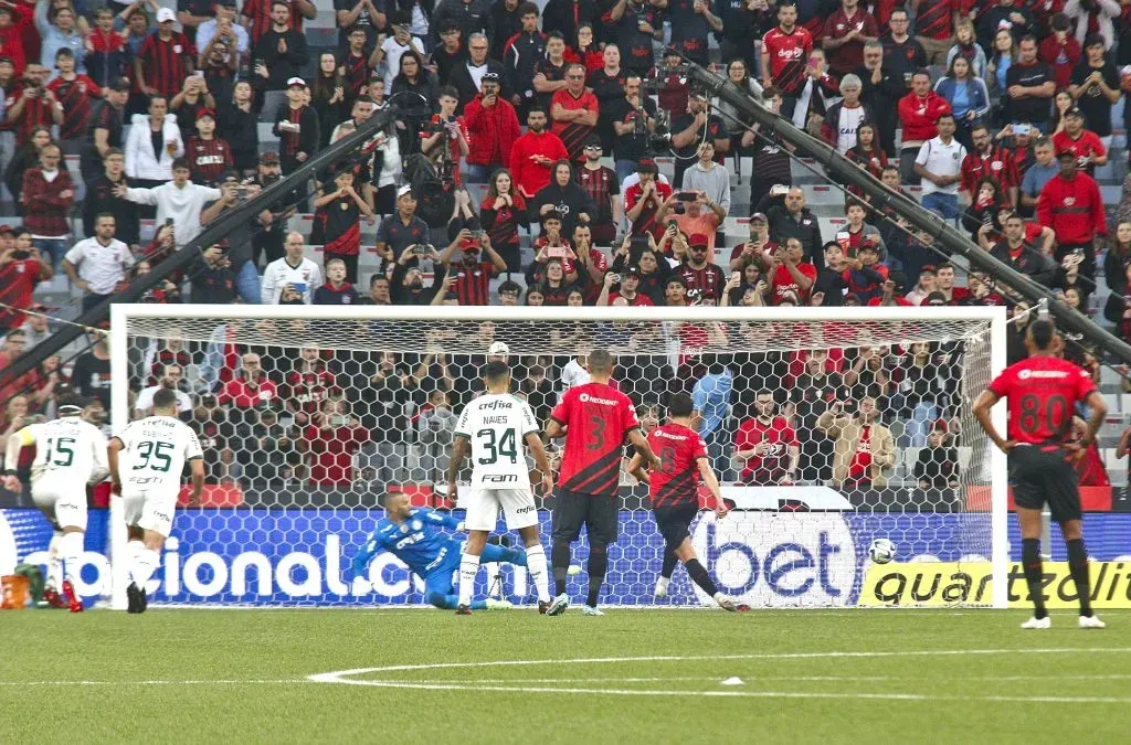 Vitor Bueno jogador do Athletico-PR comemora seu gol durante partida contra o Palmeiras no estadio Arena da Baixada pelo campeonato Brasileiro A 2023. Foto: Gabriel Machado/AGIF