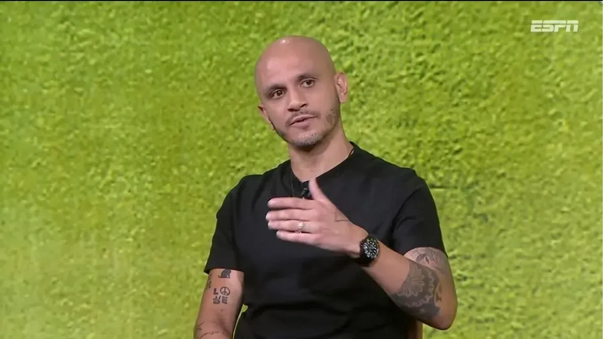 Fábio Santos é atual comentarista da ESPN. Foto: Reprodução/ESPN