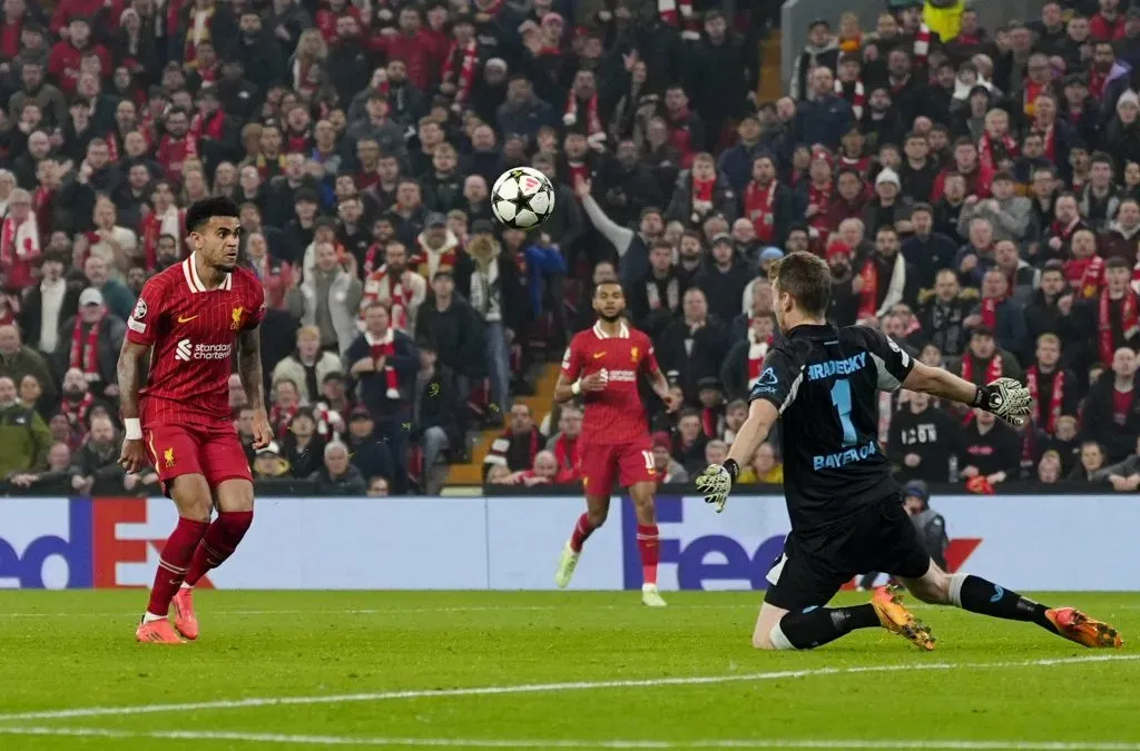 Luis Díaz anotando el primer gol de Liverpool VS. Bayer Leverkusen. Foto: Imago.