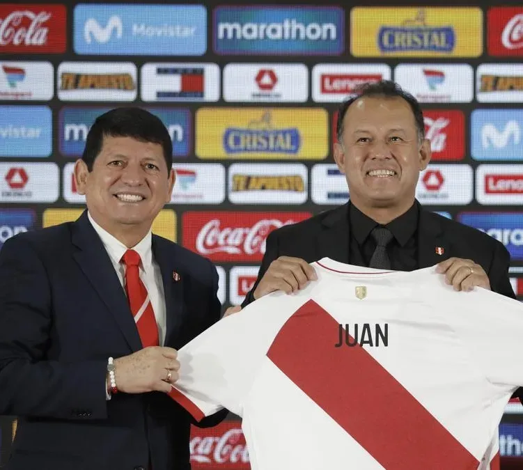 Agustín Lozano, presidente de la FPF, y Juan Reynoso, técnico de la Selección Peruana. | Créditos: Twitter Selección Peruana,