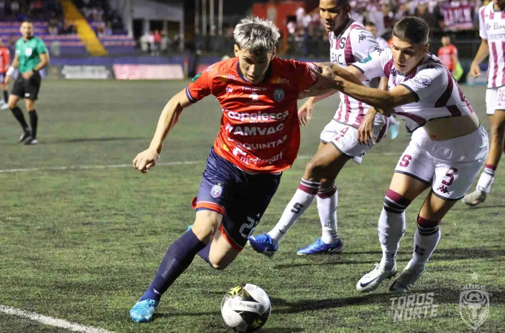 Nicolás Scarpino en acción frente a Saprissa. (Foto: San Carlos)