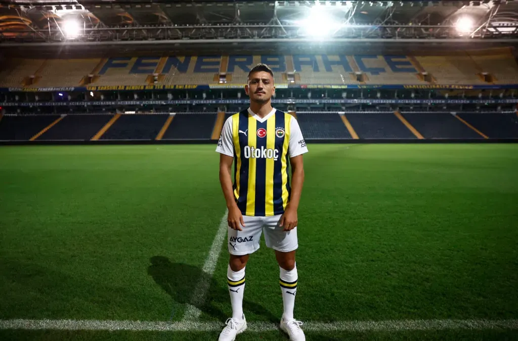 Cengiz Ünder posa con la camiseta del Fenerbahçe, donde llegó por 15 millones de euros. (Fenerbahçe SK).