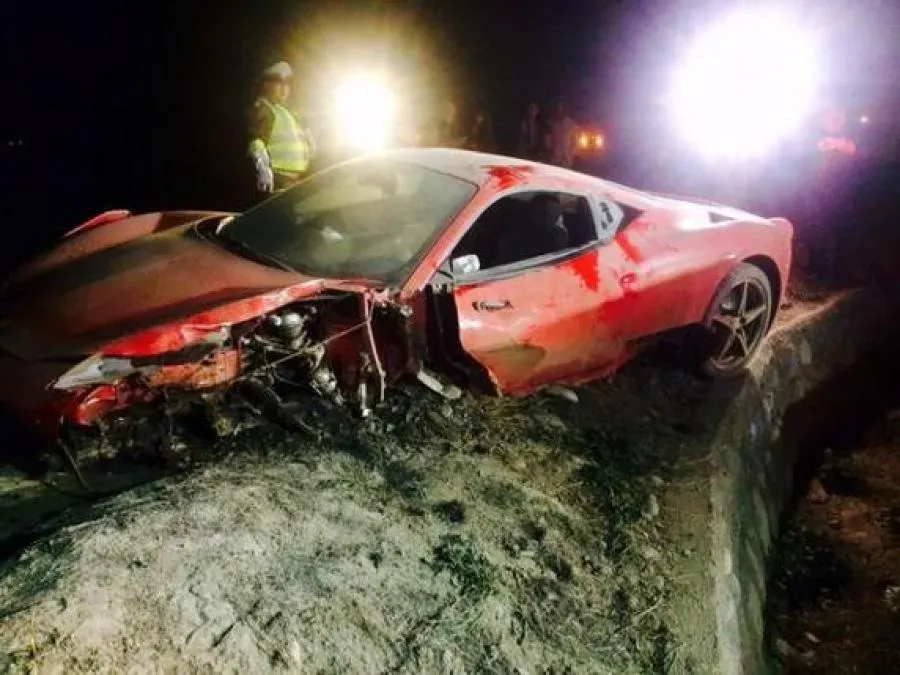 Así quedó el Ferrari de Vidal en pleno desarrollo de la Copa América 2015. (Captura Mundo Deportivo).