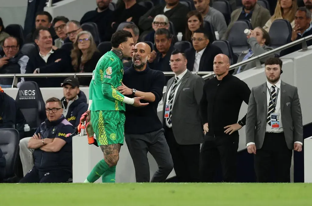 Ederson discute com Guardiola na saída do jogo. Foto: Julian Finney/Getty Images