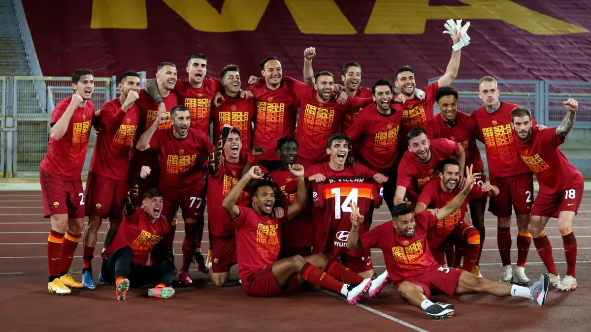 AS Roma players celebrate the victory after the Serie A Match between AS Roma and SS Lazio in Stadio Olimpico on 15 May 2021 (Source: Paolo Bruno/Getty Images)