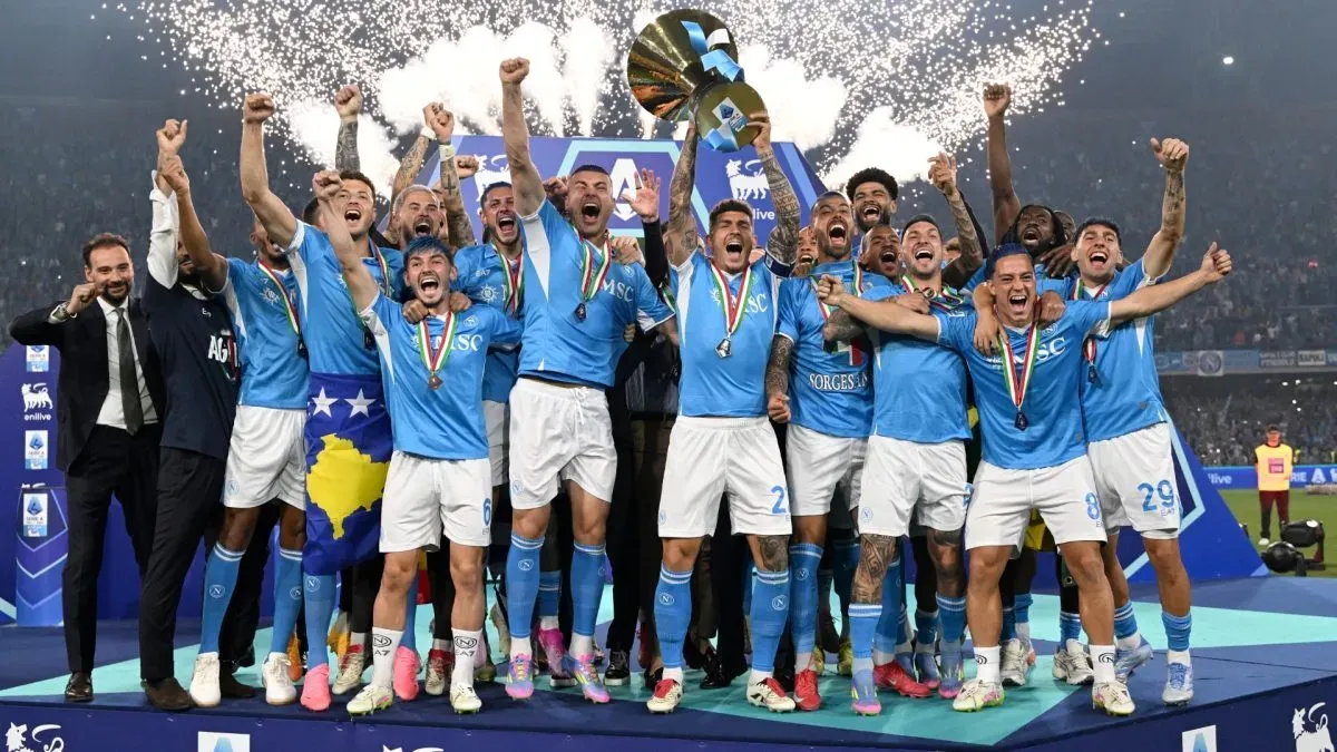 Giovanni di Lorenzo van Naples lifts the Serie A Tim Scudetto Title Trophy after the victory of his team in the series A Match Bethaeen Naples and Cagliari on May 23, 2025. (Source: Francesco Pecoraro/Getty Images)