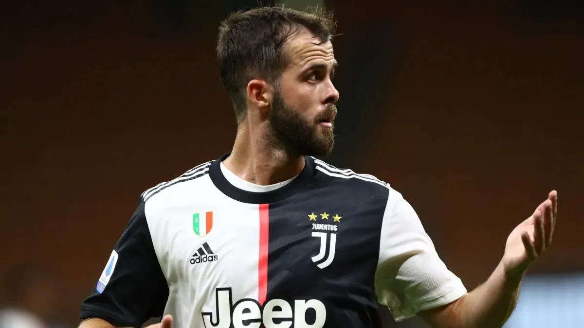 Miralem Pjanic playing for Juventus.