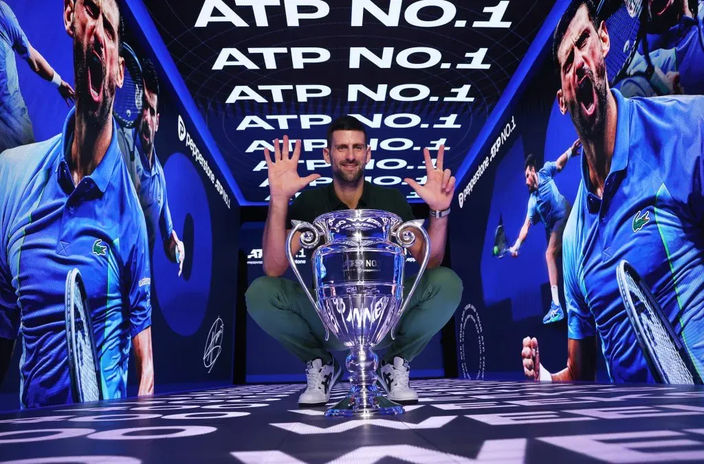 El fabuloso Novak Djokovic con uno de sus tantos trofeos. (Foto: Getty)