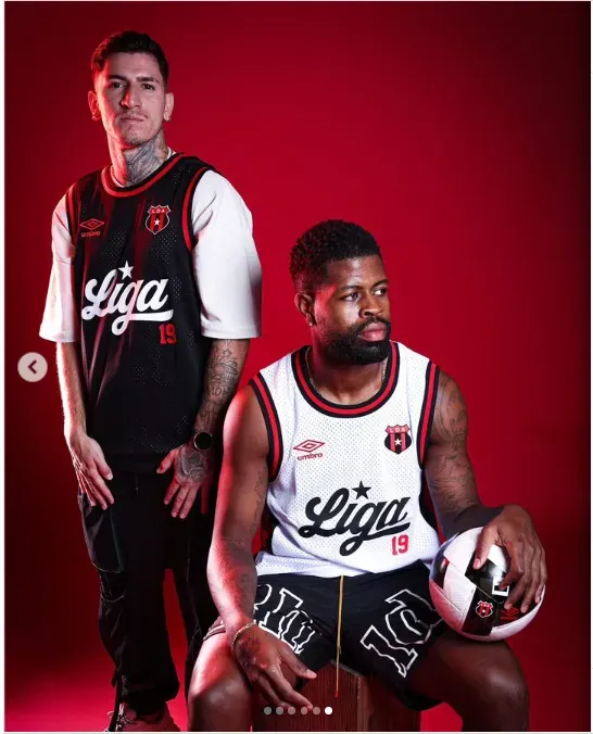 Anderson Canhoto y Manjrekar James posando con la nueva camiseta de baloncesto. (Foto: Instagram de Liga Deportiva Alajuelense)