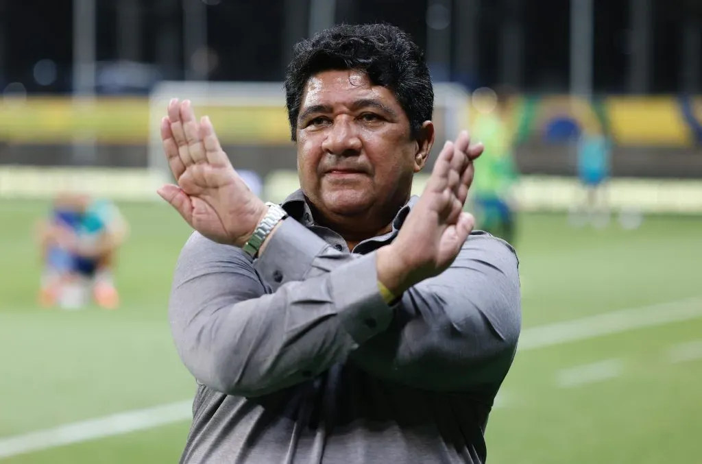 Ednaldo Rodrigues, presidente da CBF, faz a sinalização do gesto antirracista que será utilizado em jogos no Brasil. Foto: Rafael Ribeiro/CBF