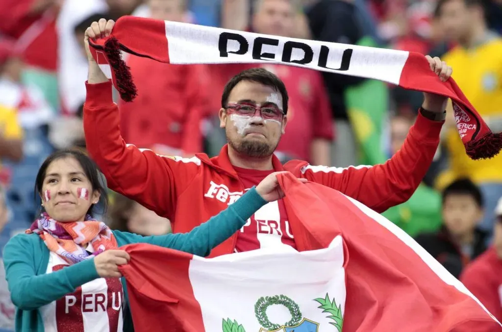 Aficionados de la selección de fútbol de Perú esperan la llegada de su equipo antes del partido del Grupo B de la Copa América Centenario 2016 contra Brasil en el Gillette Stadium en Foxborough, Massachusetts, el 12 de junio de 2016. Foto de Matthew Healey/UPI