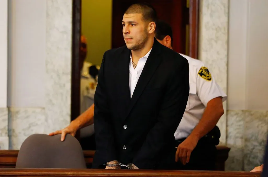 Aaron Hernandez en el juicio de asesinato contra su concuñado. Imagen: Getty.