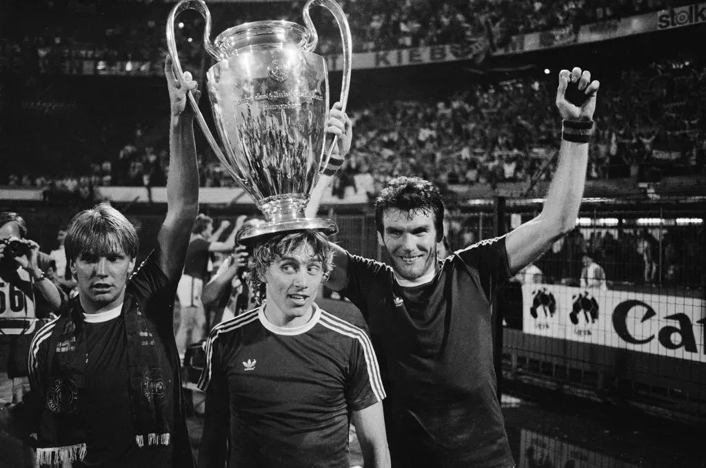 Gary Shaw (med) y el Aston Villa celebrando la Copa de Europa 1982. IMAGO