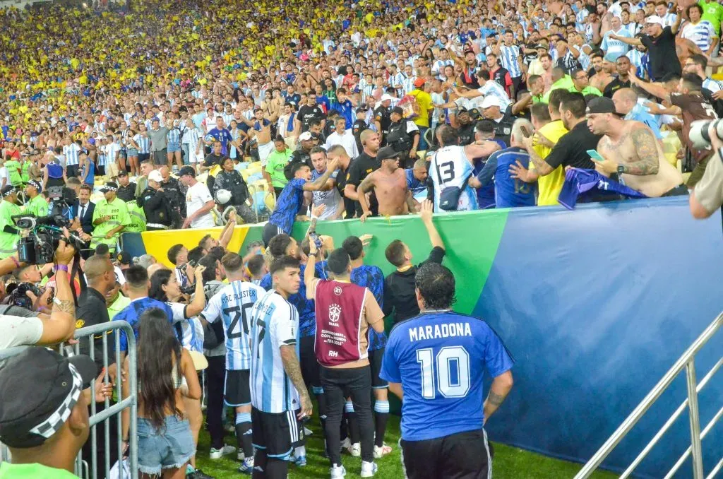 Briga generalizada entre as torcidas no Maracanã – Foto: Jhony Pinho/AGIF