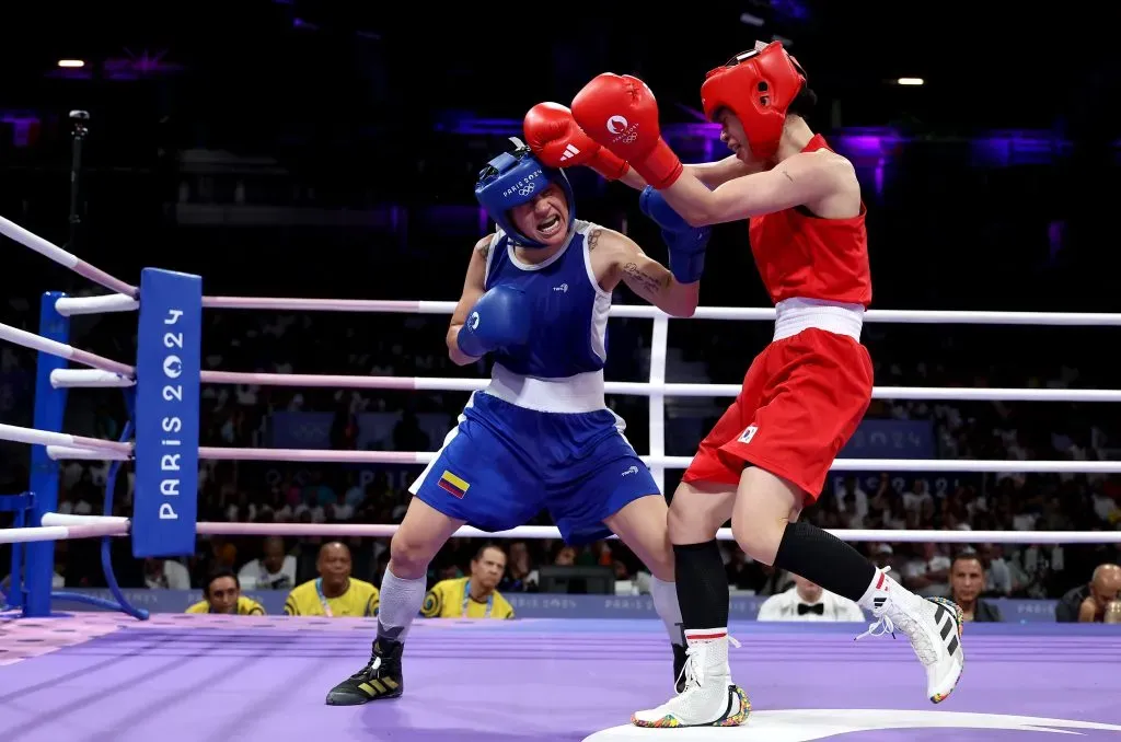 Yeni Arias (azul), boxeadora colombiana. (Photo by Richard Pelham/Getty Images)