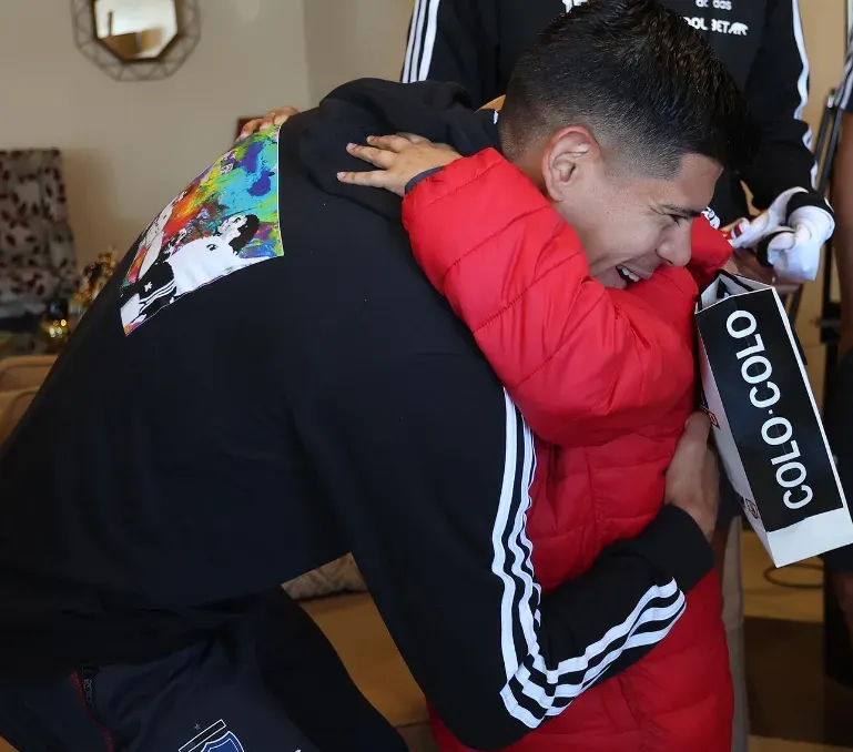 El abrazo de Esteban Pavez con el pequeño Benjamín | Foto: Colo Colo