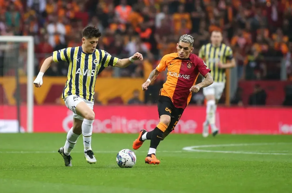 Arda Güler conduce el balón contra el uruguayo Lucas Torreira en un clásico entre Fenerbahçe y Galatasaray. (Ahmad Mora/Getty Images).