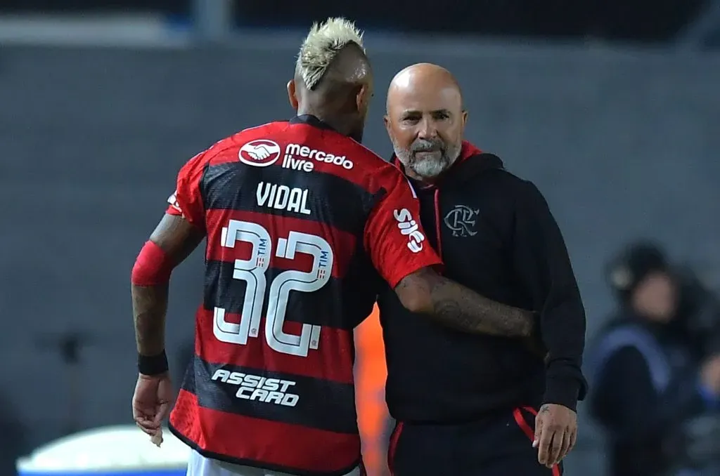 Arturo Vidal y Jorge Sampaoli no terminaron bien su historia juntos en el Flamengo. Pollo Véliz explicó las razones. Foto: Getty Images.