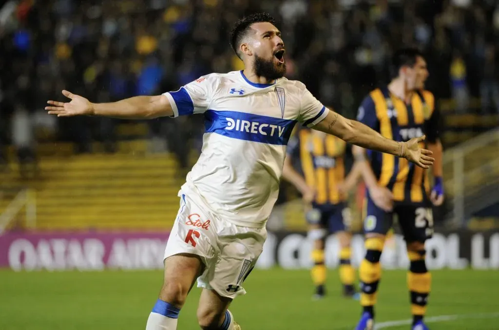 César Fuentes celebra el gol que le anotó por la UC a Rosario Central en la Copa Libertadores 2019. (Delfo Rodriguez/Photosport).