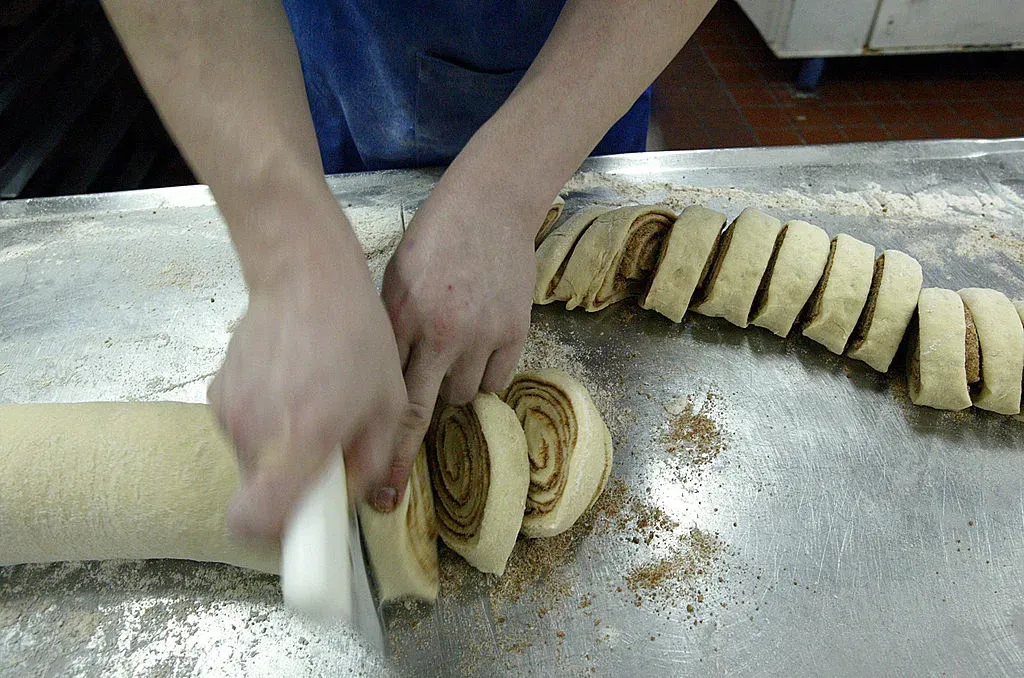 Preparación de los rollos de canela.