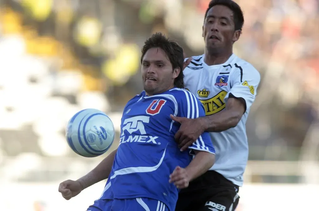 Lucas Barrios se transformó en leyenda con ese Superclásico. Foto: Photosport.