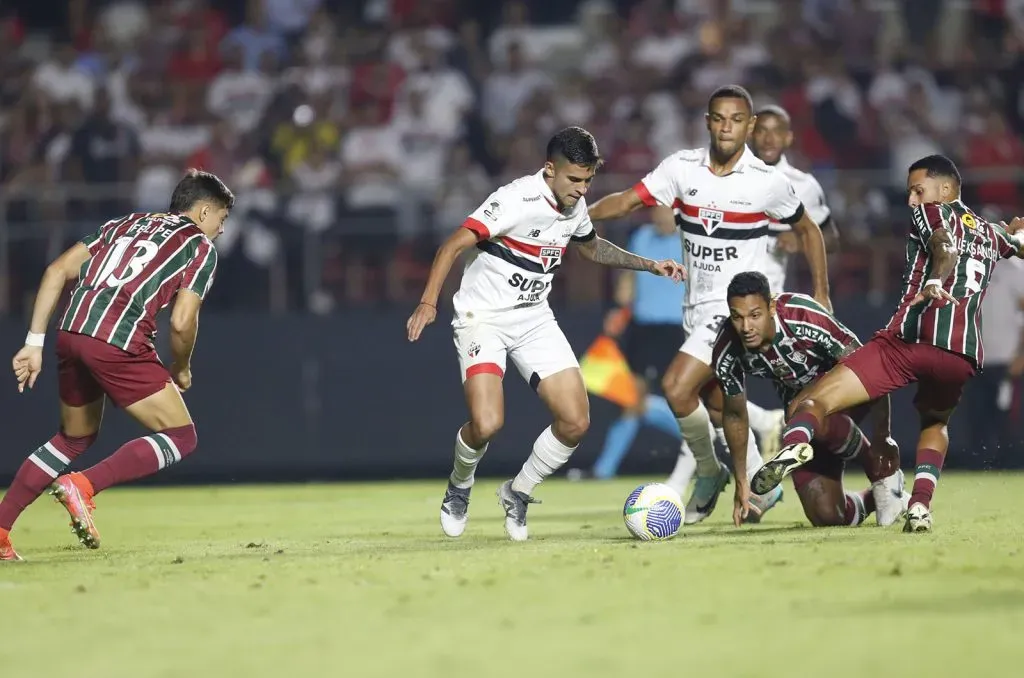 Nestor e Juan em ação contra o Fluminense | Créditos: Rubens Chiri e Paulo Pinto/Saopaulofc.net